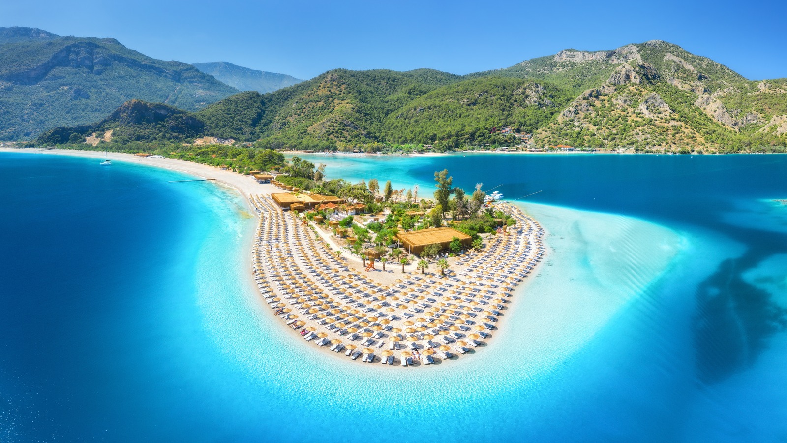 Ölüdeniz Mavi Lagün ve Belcekız plajının havadan görünümü